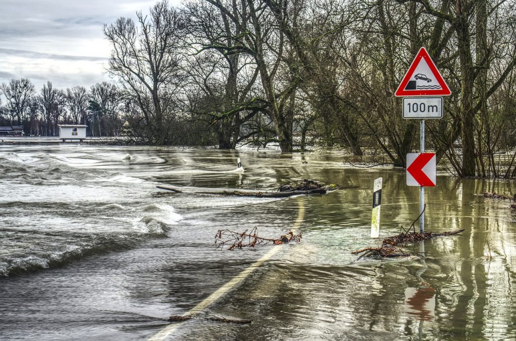 krytyczna-sytuacja-powodziowa-w-poludniowej-polsce:-najwyzszy-stopien-alarmu-i-ewakuacje