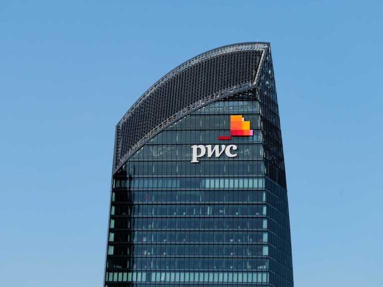 pwc-oglasza-grupowe-zwolnienia-–-co-wiemy-o-sytuacji?