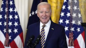 Biden w krawacie kolory UA