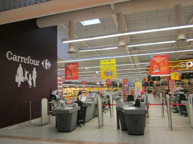 Zwolnienia grupowe w Carrefour. Kto straci pracę i jakie prawa ma pracownik Carrefour