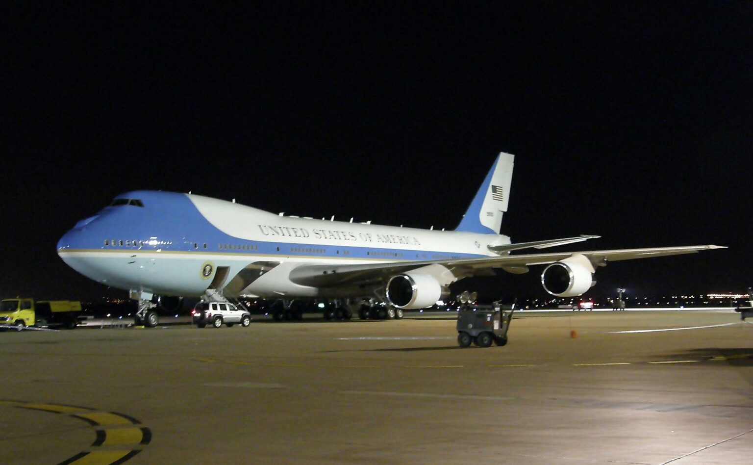 PILNY alert w USA. Biały proszek w bazie prezydenta! Co z Air Force One? Air Force One at the night