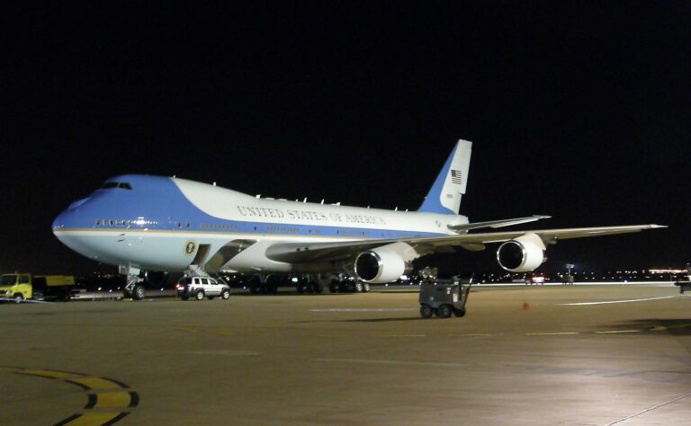 PILNY alert w USA. Biały proszek w bazie prezydenta! Co z Air Force One? Air Force One at the night