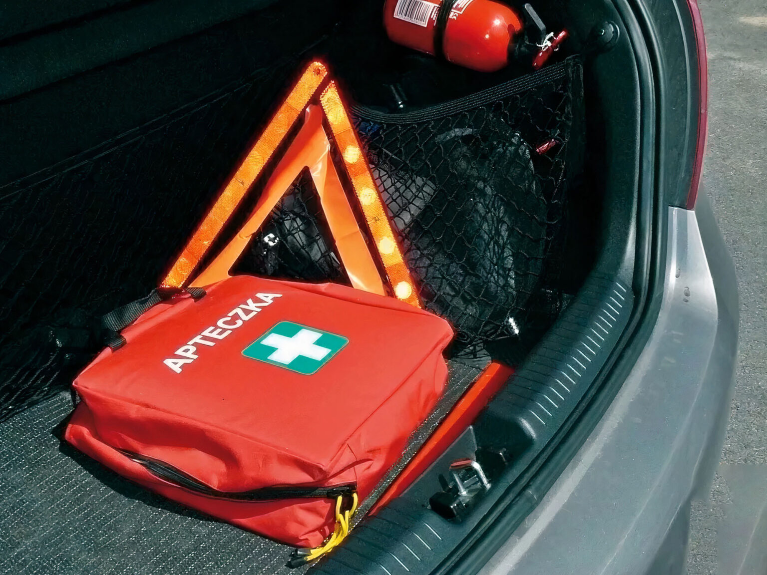 Wyrzuć trójkąt ostrzegawczy z auta! Od 2026 roku grozi ci za to wysoki mandat ApteczkaAuto