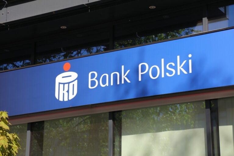 Nie wyrzucaj starej książeczki PKO! Państwo odda Ci nawet 30 000 zł BankPolskiPKO