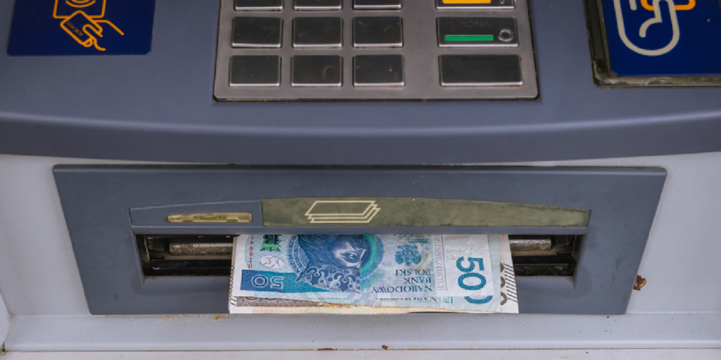 Banki okradają miliony Polaków. Sprawdź, jak odzyskać 500 zł rocznie! BankomatGotowka