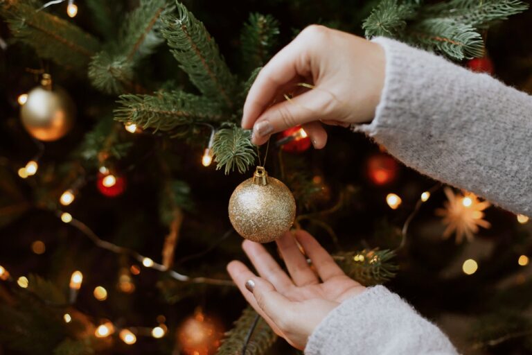 Gotówka pod choinką może kosztować podatek. Pułapka darowizn w Wigilię ChoinkaUbieranie