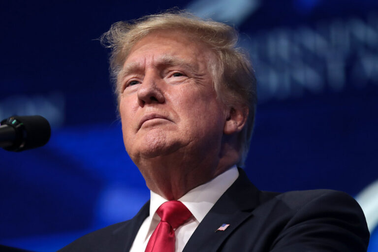 PILNY zwrot Trumpa. Cła na kawę i banany zniesione – koniec z drożyzną w USA? Donald Trump