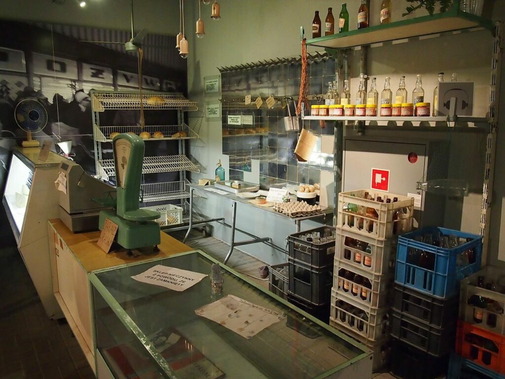 Nawet 400 zł za sztukę! PRL-owskie filiżanki: czy masz w domu skarb? Gdansk Paths to Freedom Exhibition inscenizacja sklep spozywczy z czasow PRLu e1650969153141