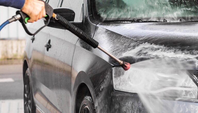 Mycie auta pod blokiem. Mandaty za sprzątanie na parkingu MyjniaSamochod