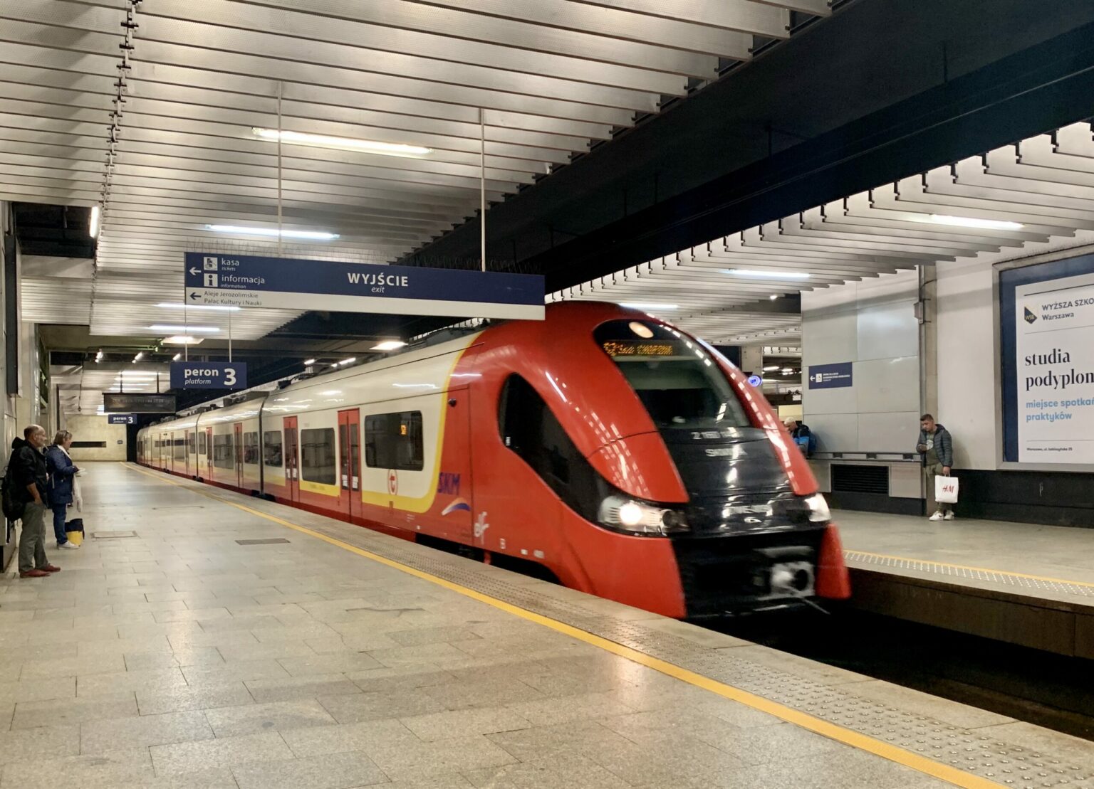 Train at Warszawa Srodmiescie railway station Poland 2019 scaled 1