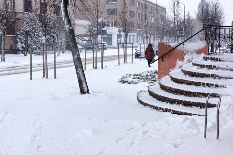 PILNE: Mróz -8°C i śnieg. Polacy, szykujcie się po 10 listopada! WichuraSnieg