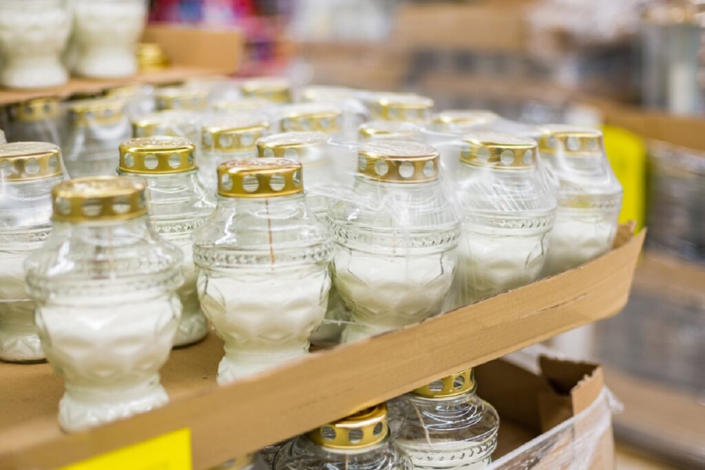 Wszystkich Świętych 2025: spadek cen zniczy — gdzie kupić najtaniej? Znicze