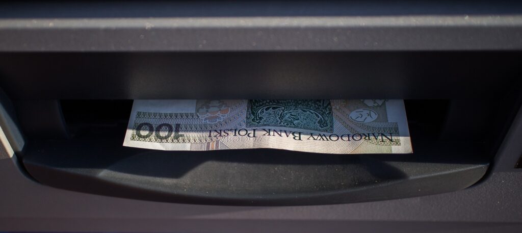 Banki masowo likwidują oddziały w Polsce – ponad 300 placówek mają zniknąć w 2026 roku 1 Bankomat