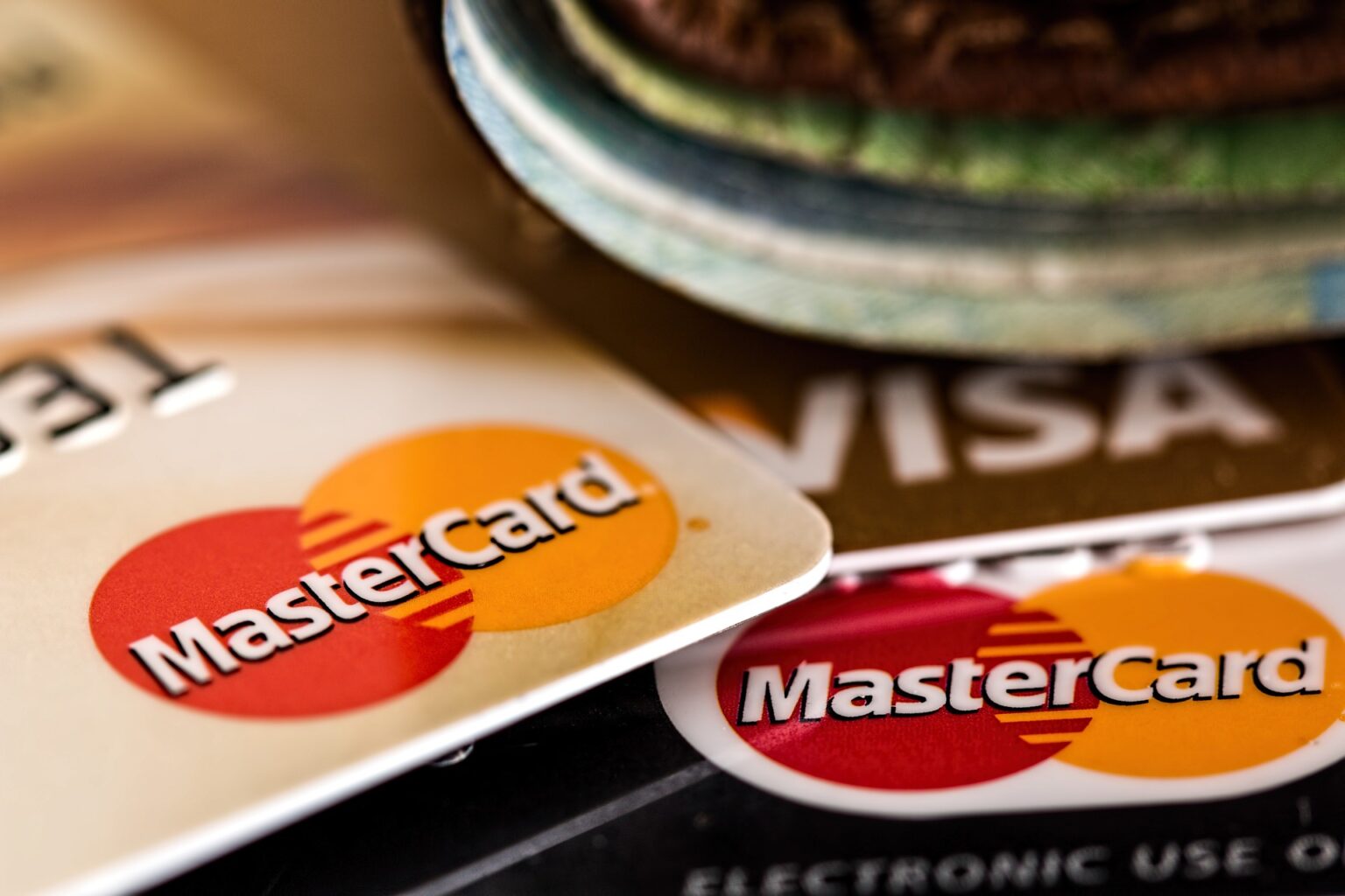 Visa i Mastercard podnoszą opłaty. Już w 2026 zapłacisz za każdą wypłatę gotówki credit card