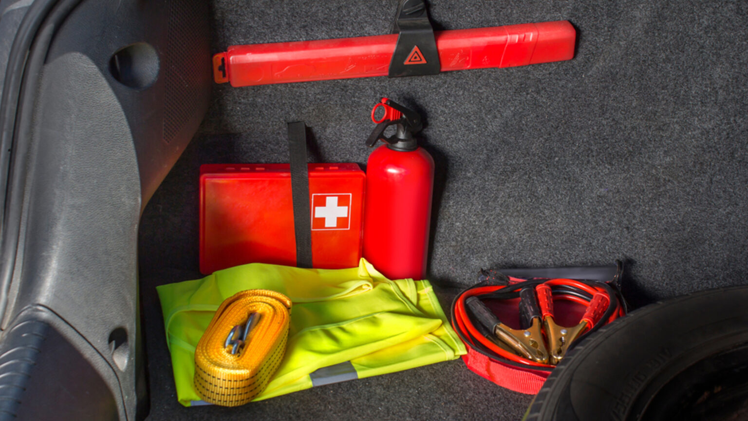 Gaśnica w bagażniku to pułapka. Policja sprawdza jej dostępność! Grozi ci 500 zł mandatu Gaśnica