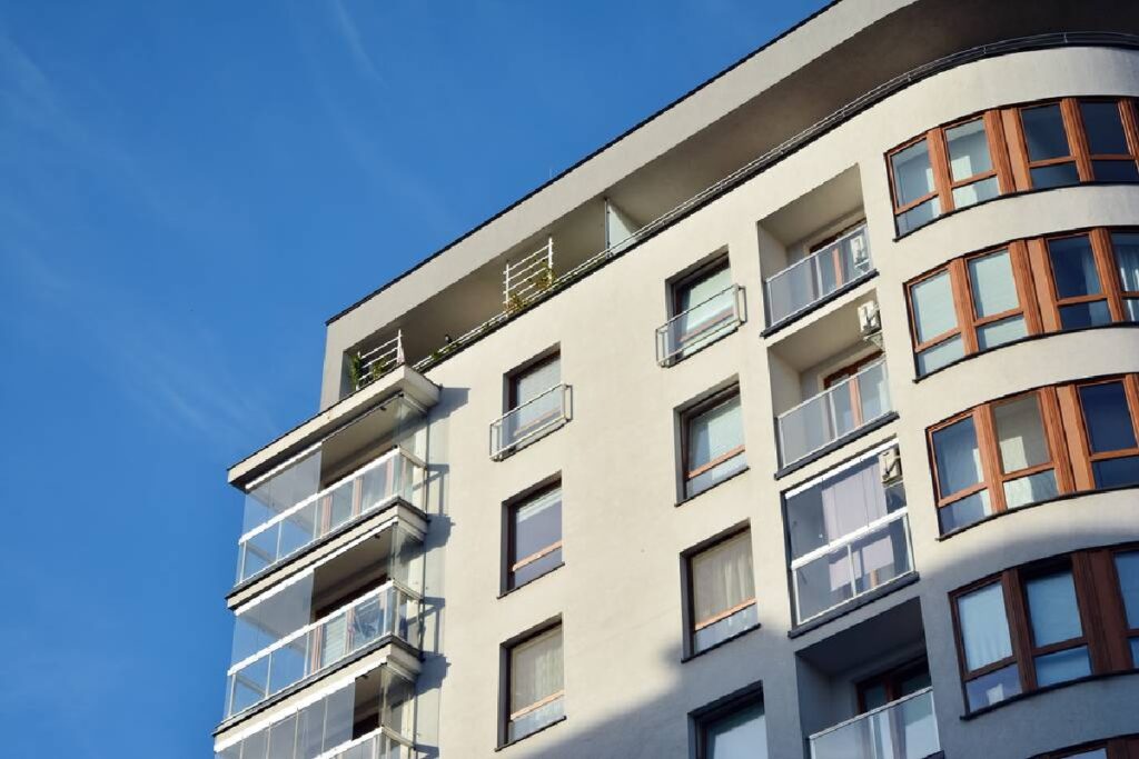 Polacy tracą mieszkania. Jeden list wystarczy, by komornik zapukał mieszkanie