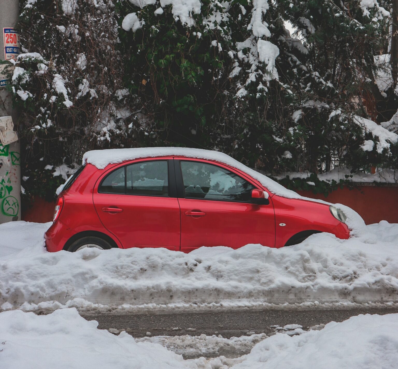 Polska pod śniegiem. RCB wydało PILNY alert, nawet 25 cm sparaliżuje drogi śnieg