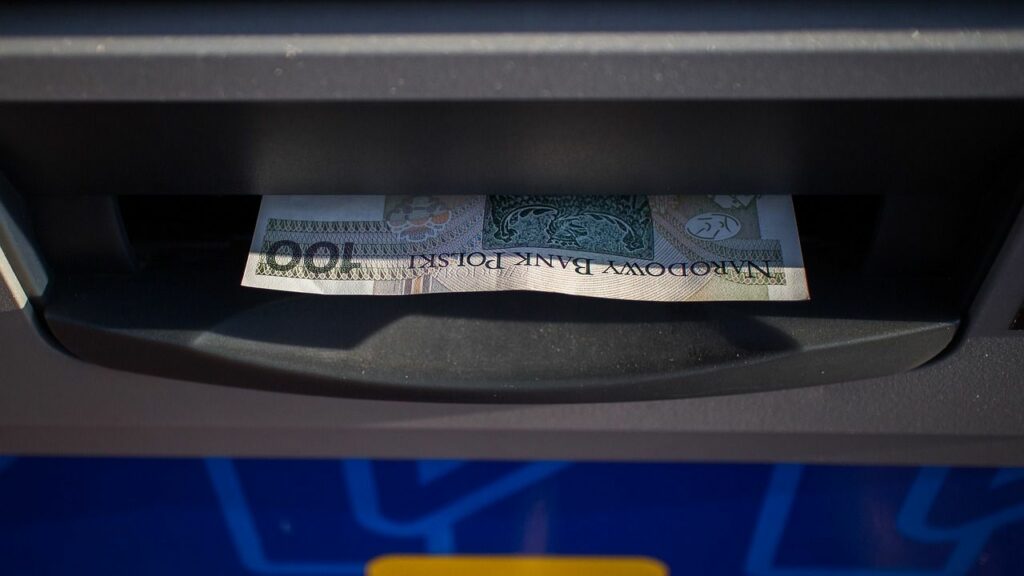 Tysiące Polaków traci pieniądze! Pilny apel policji ws. bankomatów. bankomat pieniadze 155ccde0e4