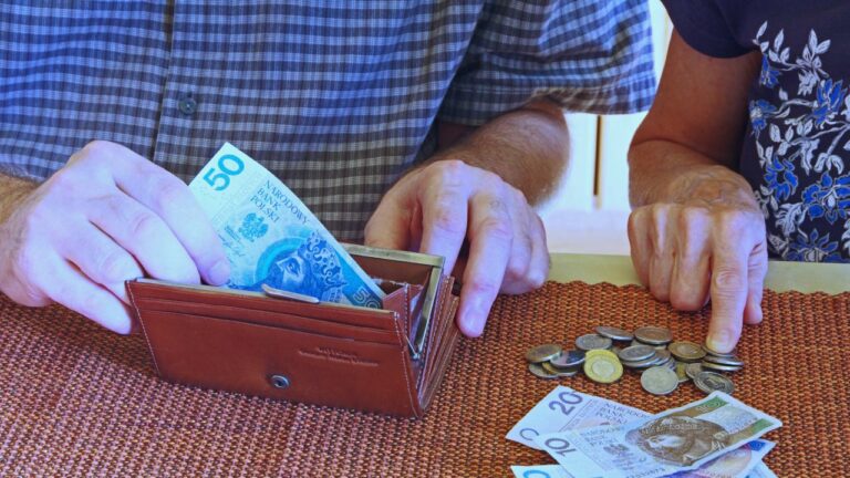 Waloryzacja 2026: Nawet 220 zł więcej! Miliony seniorów zyskają seniorzy pieniadze 1 a5b83ccb28