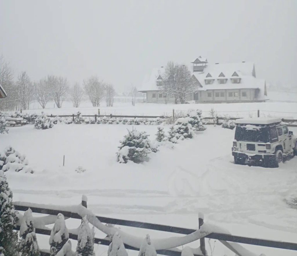 W nocy spadło ponad 25 centymetrów śniegu. Polacy pokazują nagrania Sniegzima