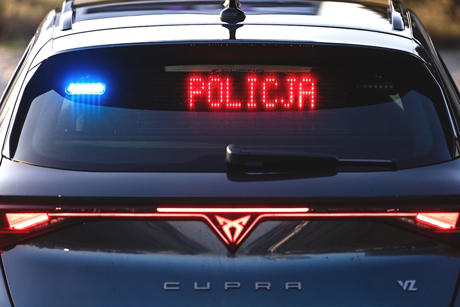 Nowe radiowozy policyjne na ulicach. Lista numerów rejestracyjnych czarnych Cupr PolicjaCupra