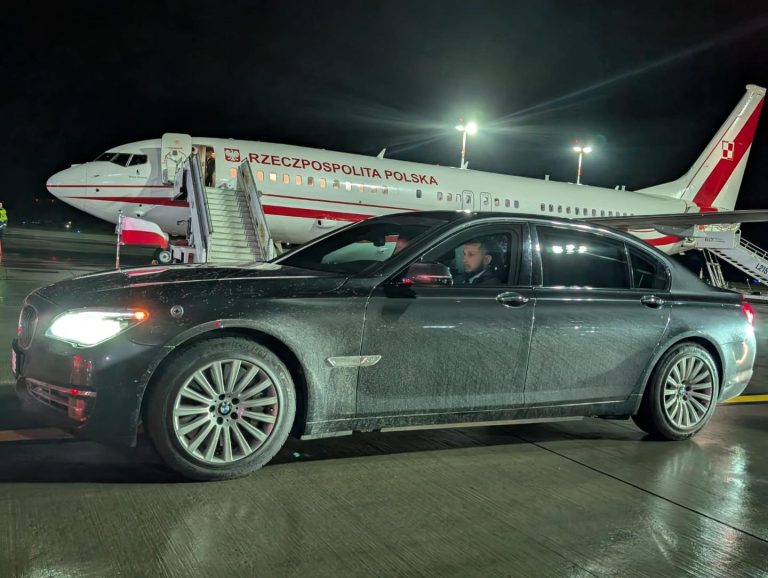 Afera w Rydze! Taki samochód podstawiono Prezydentowi na lotnisku. Ludzie są oburzeni bmw